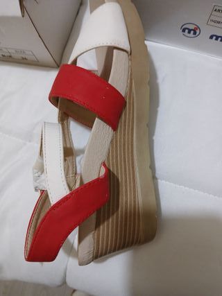Sandalias cuña rojas y blancas