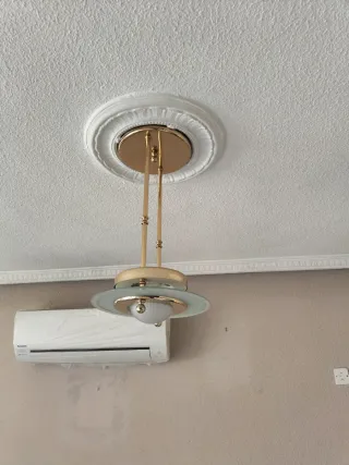 Lámpara de techo dorada y transparente