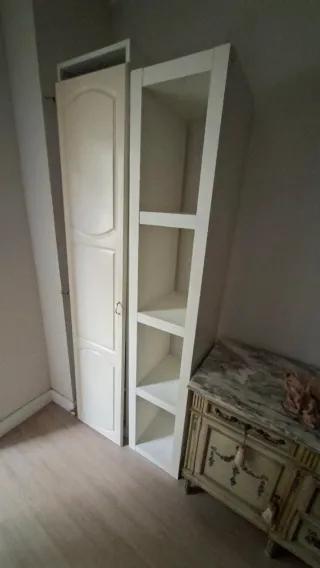 Estantería blanca de madera