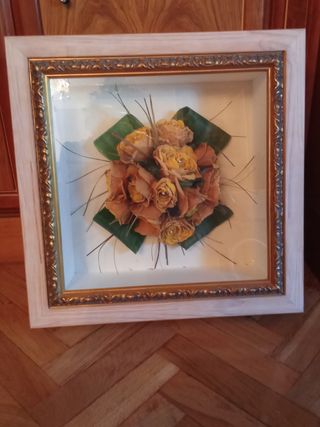 Vitrina con flores secas