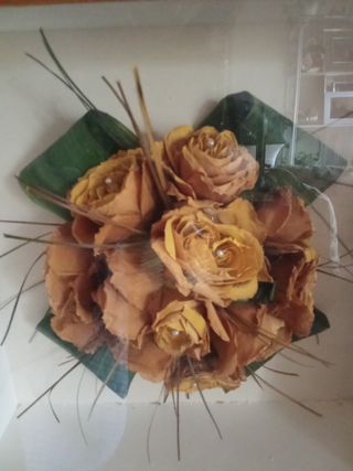 Vitrina con flores secas