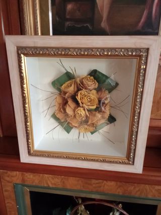 Vitrina con flores secas