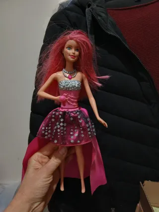 Barbie cantante con vestito scintillante