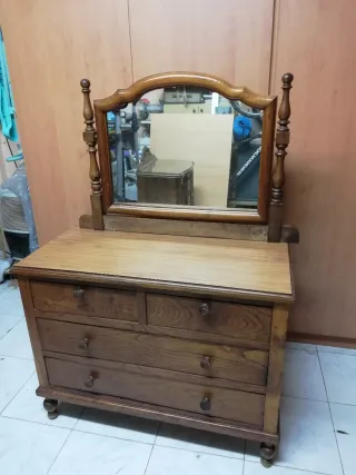 Cómoda de madera con espejo