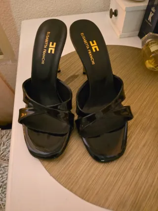 Sandalia tacón Elisabetta Franchi negra y dorada