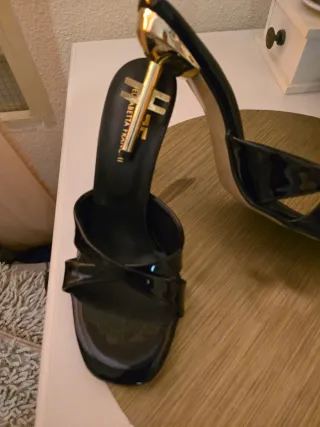 Sandalia tacón Elisabetta Franchi negra y dorada