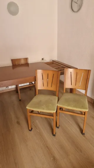 Tavolo da pranzo e 4 sedie (RITIRO A SANT BOI)