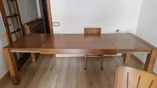 Tavolo da pranzo e 4 sedie (RITIRO A SANT BOI)