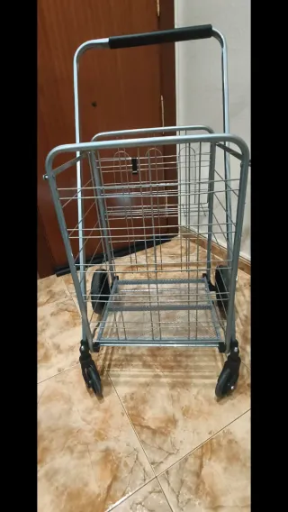 Carrito de compra metálico . Ancho 38,50 alto 50,