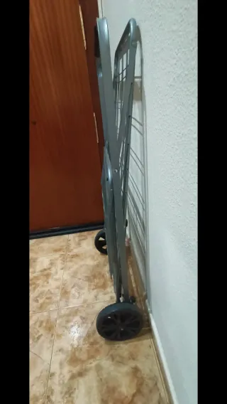 Carrito de compra metálico . Ancho 38,50 alto 50,