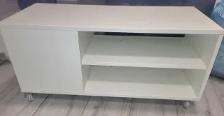 Mesa auxiliar IKEA blanca con ruedas
