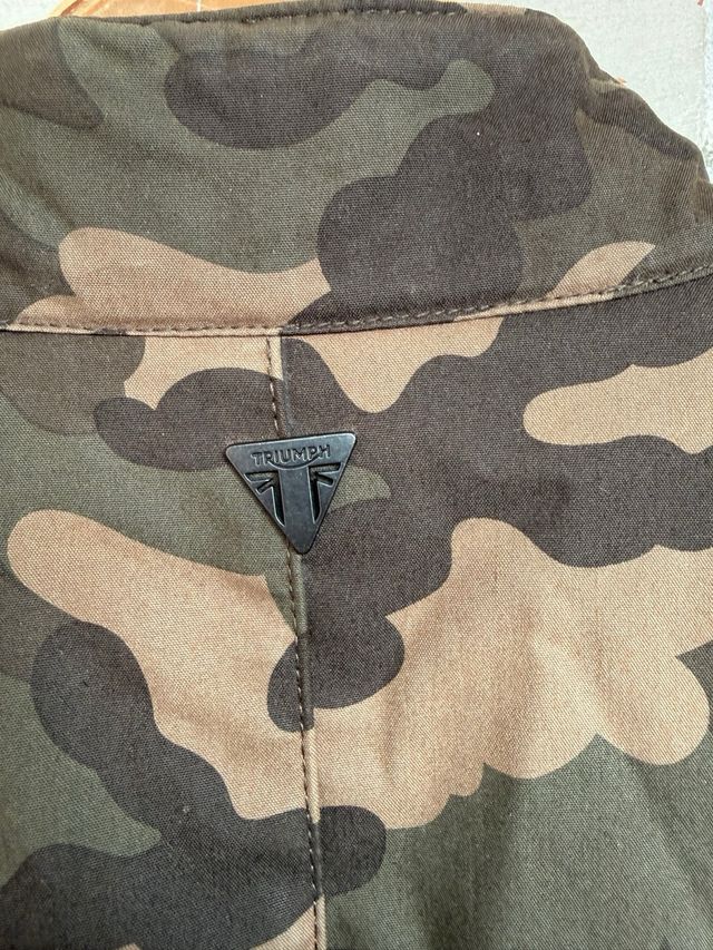 Chaquetón moto camuflaje Triumph talla L