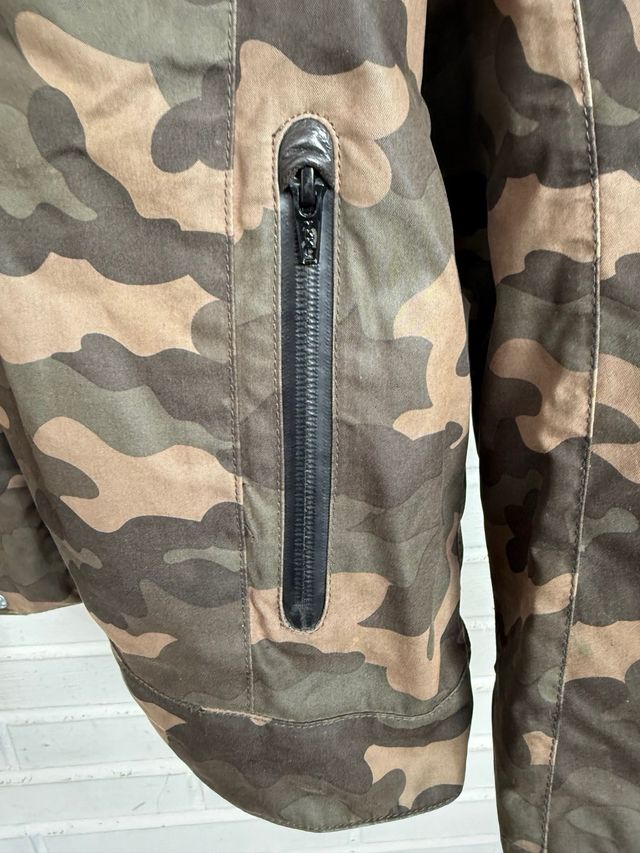 Chaquetón moto camuflaje Triumph talla L