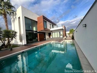 Chalet en venta en Linares