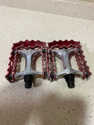 Pedales para bicicleta rojos