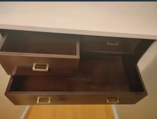 Aparador blanco con puertas de cristal