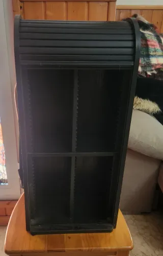 Mueble para CDs con puerta enrollable