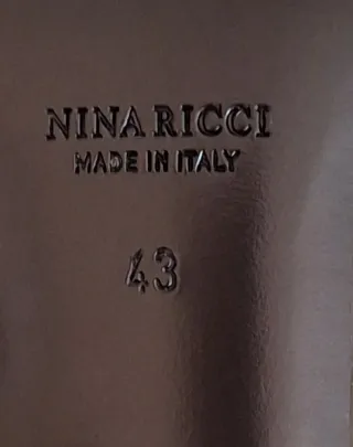 NINA RICCI,  salones escultóricos,  número 43.