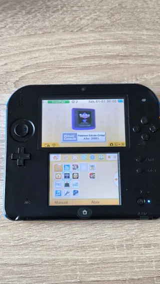 Nintendo 2DS Negra con juegos y caja.
