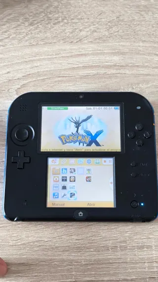 Nintendo 2DS Negra con juegos y caja.