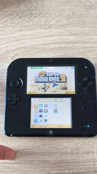 Nintendo 2DS Negra con juegos y caja.