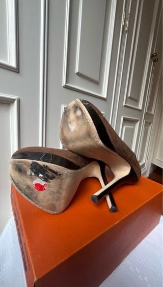 Zapatos tacón fino ante marrón