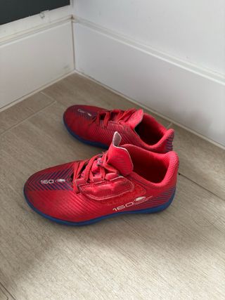 Botas de fútbol multitaco niño rojas