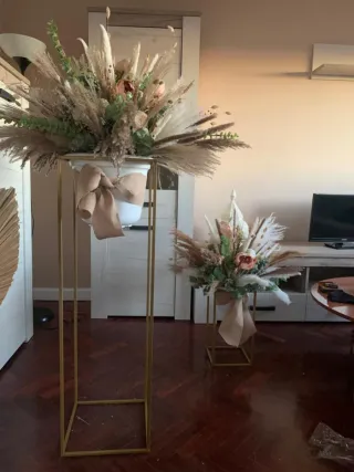 Centro de flores con peana