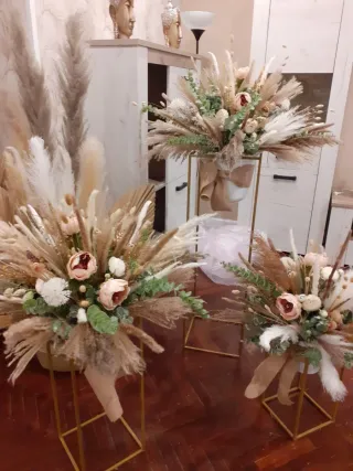 Centro de flores con peana