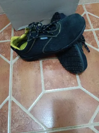 Zapatos de seguridad negros y amarillos
