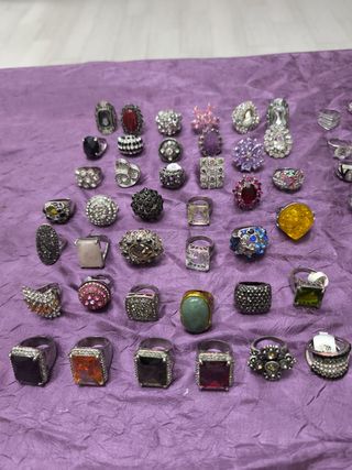 Lote compuesto por  436 piezas de bisutería