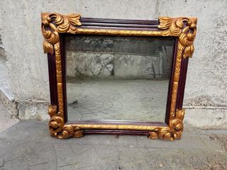 Espejo de madera antiguo con marco dorado
