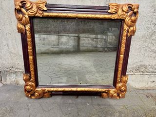 Espejo de madera antiguo con marco dorado
