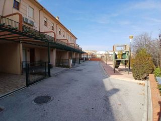 Casa adosada en venta en Baza