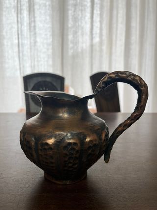 Brocca in rame sbalzato