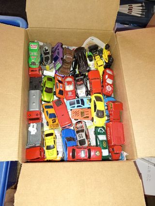 Lotto oltre 200 macchinine e camion quasi 5 kg