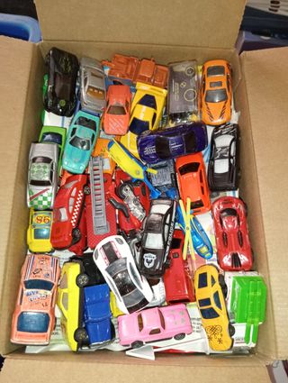 Lotto oltre 200 macchinine e camion quasi 5 kg