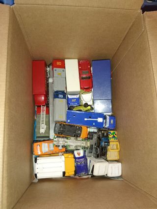 Lotto oltre 200 macchinine e camion quasi 5 kg