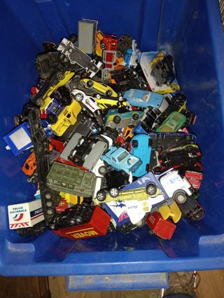 Lotto oltre 200 macchinine e camion quasi 5 kg