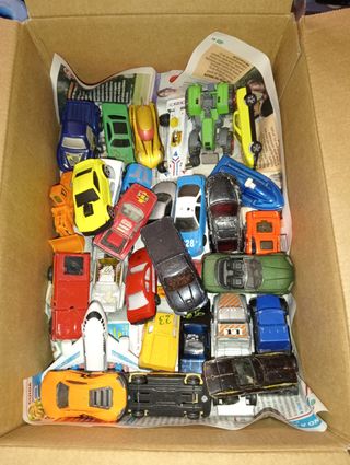 Lotto oltre 200 macchinine e camion quasi 5 kg