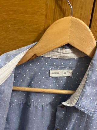 Camisa azul con puntos blancos