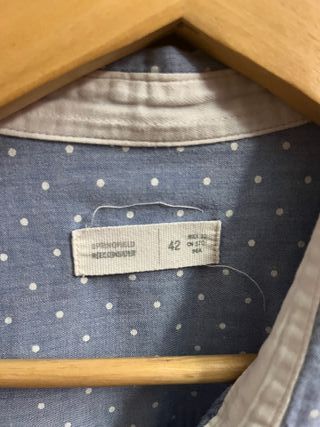 Camisa azul con puntos blancos