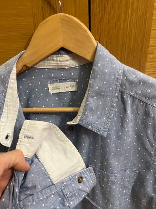 Camisa azul con puntos blancos