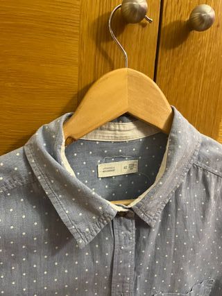 Camisa azul con puntos blancos