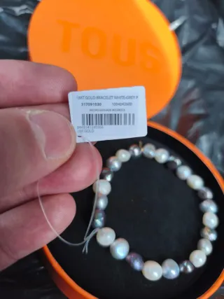 Pulsera de Tous. Perlas naturales y charm de oro.