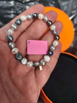 Pulsera de Tous. Perlas naturales y charm de oro.