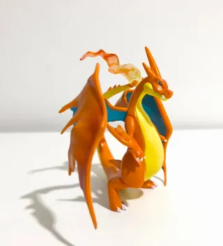 Figura Pokémon Charizard Y