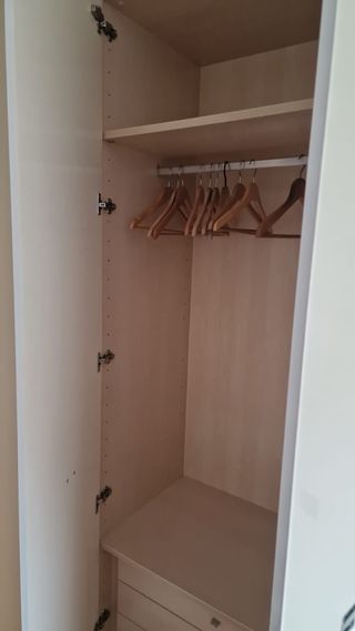 Armario grande blanco y madera