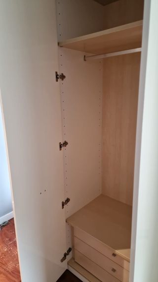 Armario grande blanco y madera