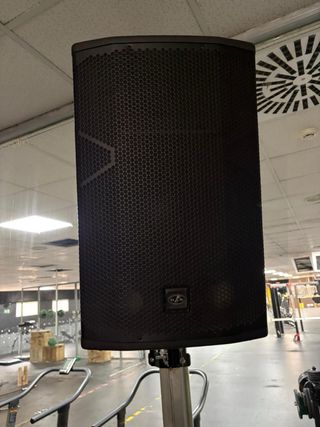 Equipo Sonido: 2 Altavoces, Mesa Mezcla, Amplif.